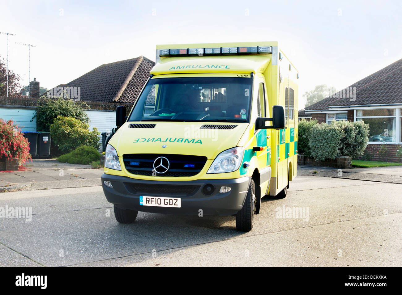 Sussex Emergency Ambulance Service Sanitäter Einheit West Sussex mit Zugang bereit für einen Patienten zu ein- / ausschalten Stockfoto