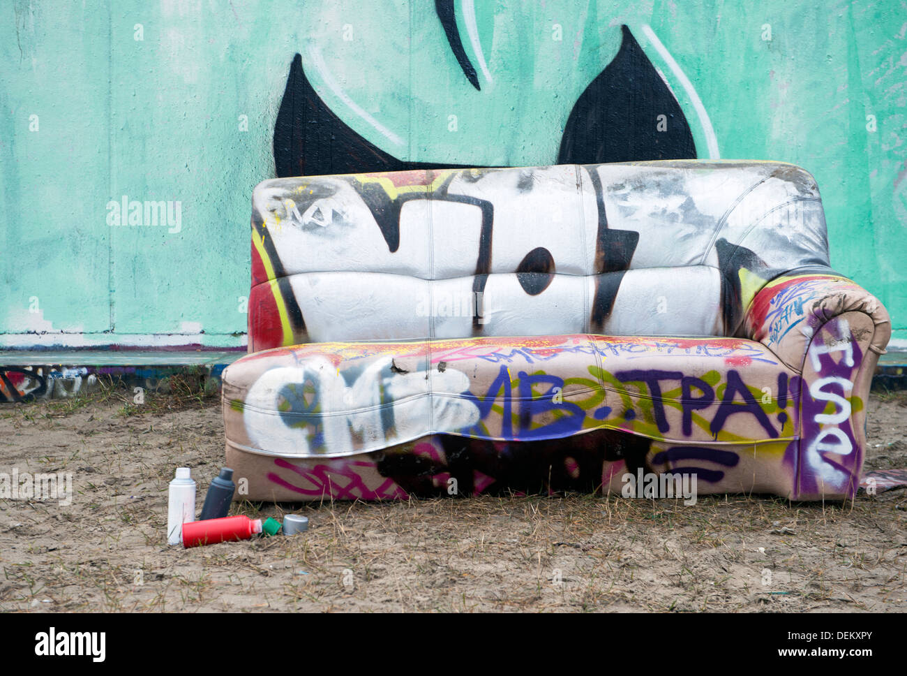 Sofa mit Graffiti auf Stadtstraße bedeckt Stockfoto