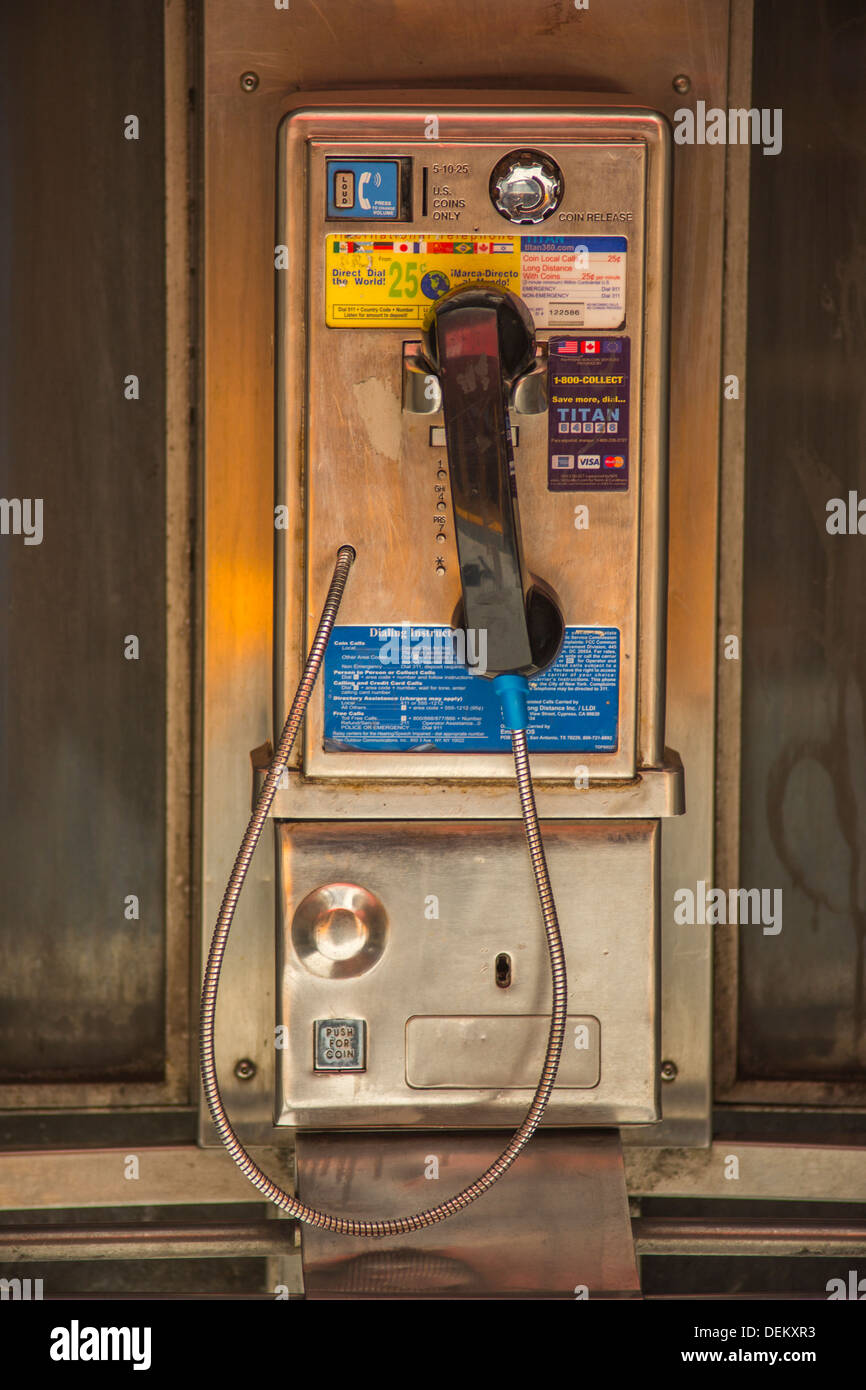 MÜNZTELEFON TELEFONZELLE EIGHTH AVENUE IN MANHATTAN NEW YORK CITY USA Stockfoto