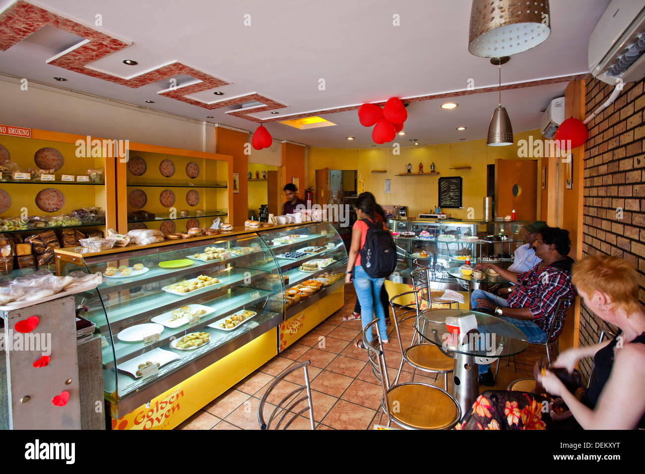 Kunden in eine Bäckerei Golden Ofen Konditorei, Mapusa, Nord-Goa, Goa, Indien Stockfoto