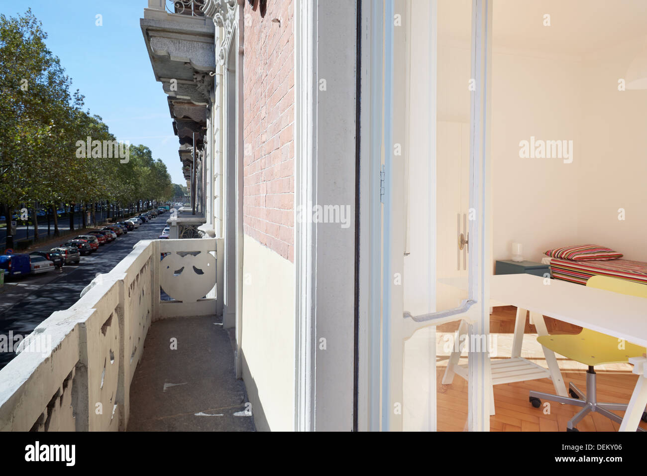 Schlafzimmer mit Balkon, modernem Design in neue Wohnung Stockfoto
