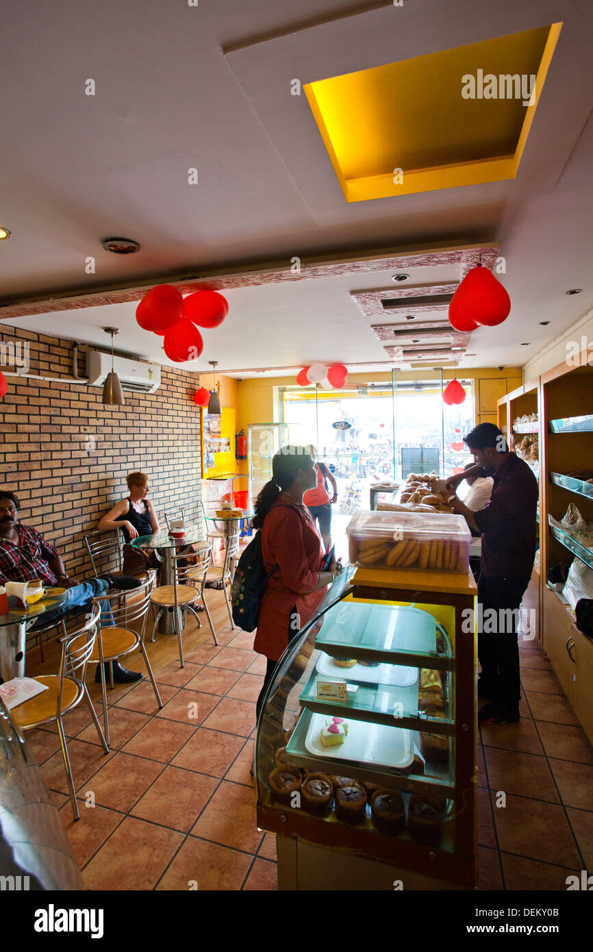 Kunden in eine Bäckerei Golden Ofen Konditorei, Mapusa, Nord-Goa, Goa, Indien Stockfoto