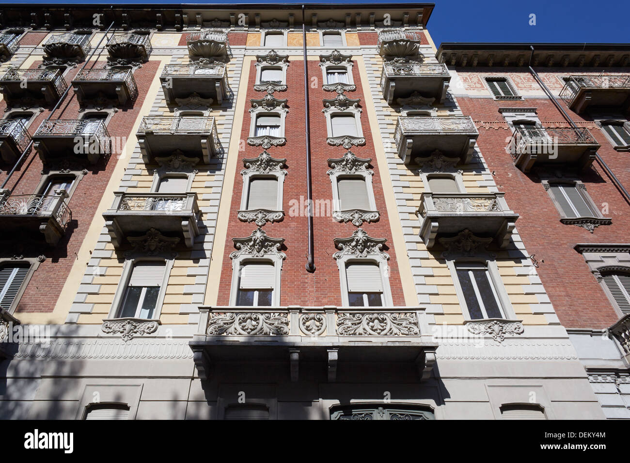 Old sandstone building -Fotos und -Bildmaterial in hoher Auflösung – Alamy