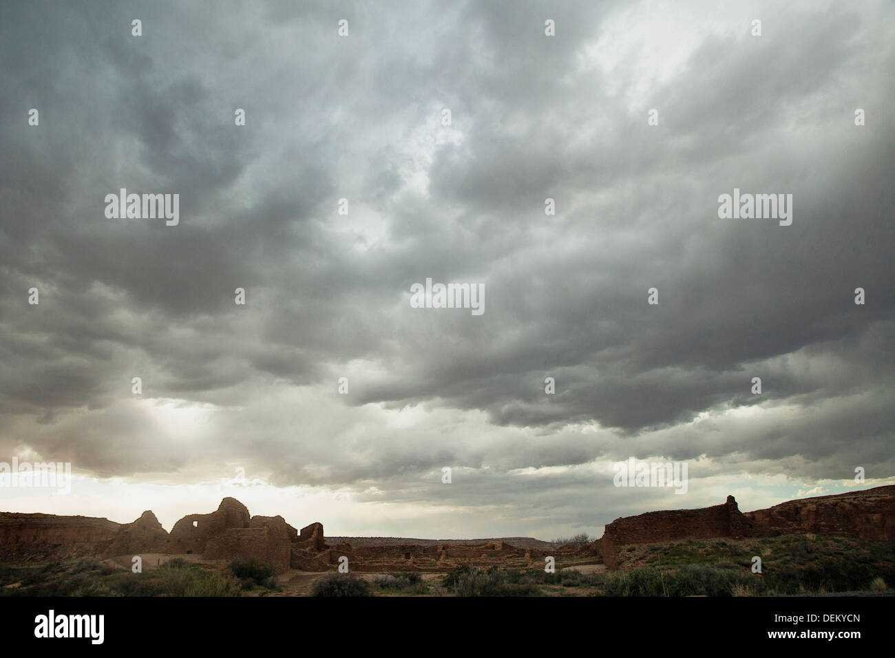 Bewölkter Himmel über Felsformationen, Chaco Canyon, New Mexico, Vereinigte Staaten von Amerika Stockfoto