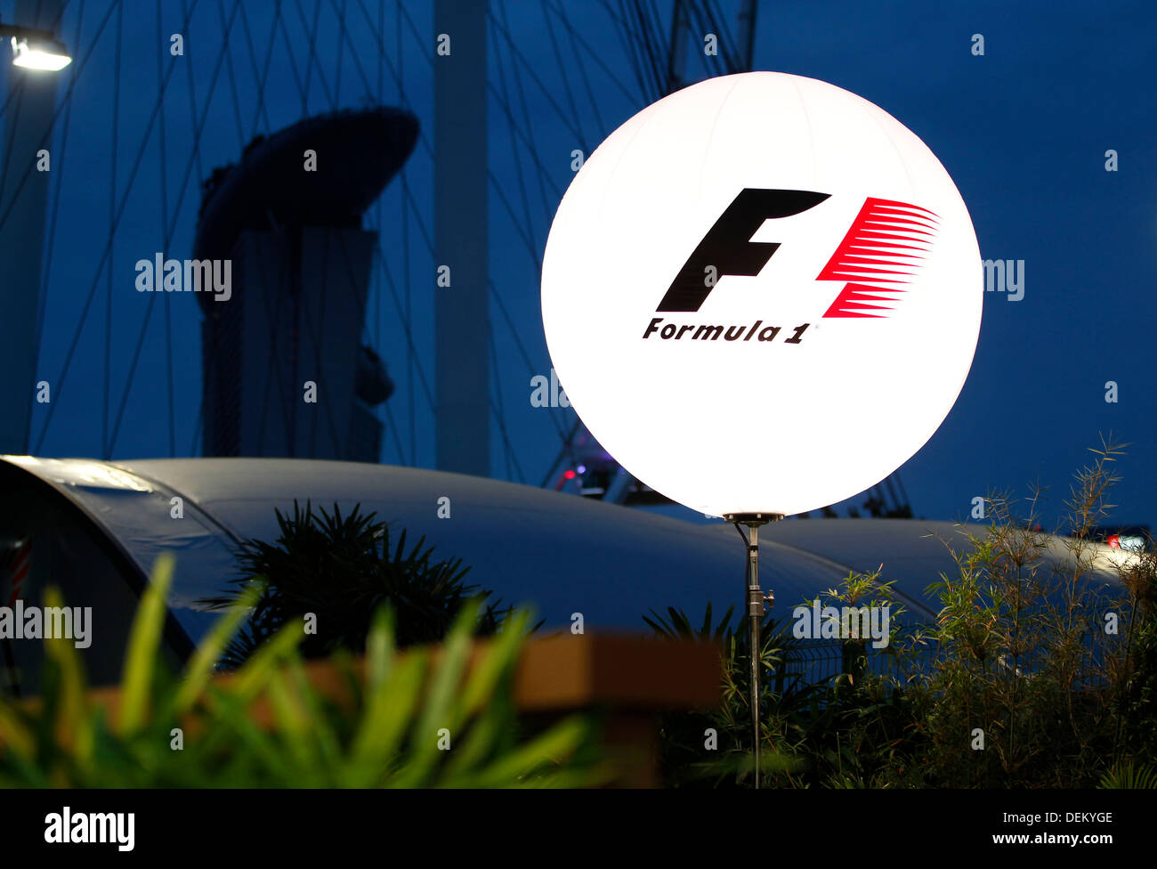 Singapur. 20. September 2013. Motorsport: FIA Formula One World Championship 2013, Grand Prix von Singapur, Paddock in der Nacht, F1 Logo Credit: Dpa picture-Alliance/Alamy Live News Stockfoto