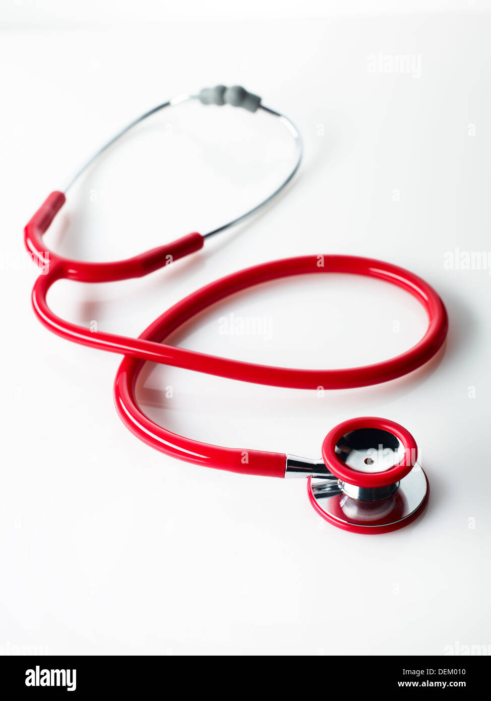 Stethoskop-Stethescope rot auf weißem Hintergrund Stockfoto