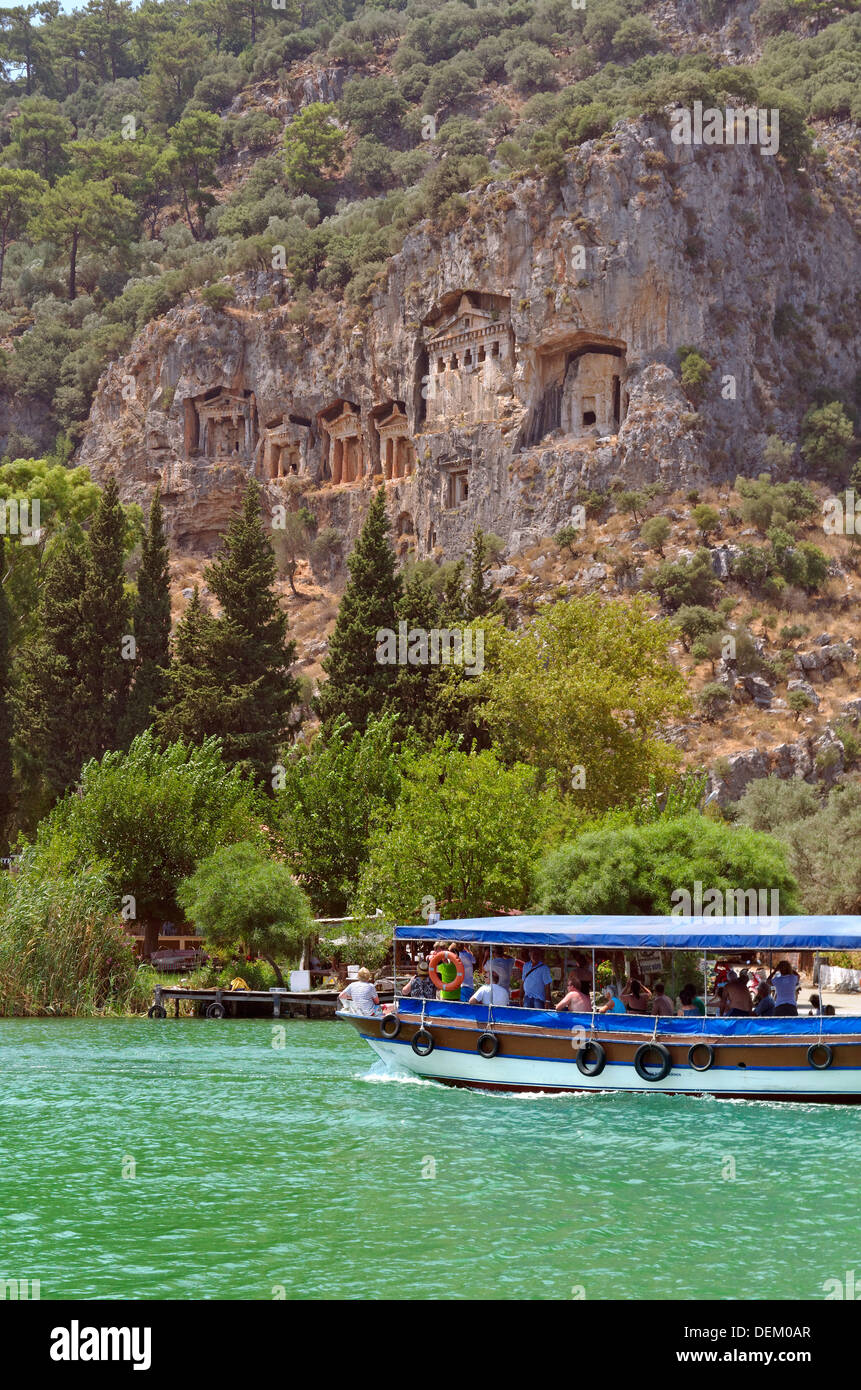 Felsengräber und touristischen Boot am Fluss Dalyan, Ortaca, Dalyan, Mugla, Türkei. Stockfoto