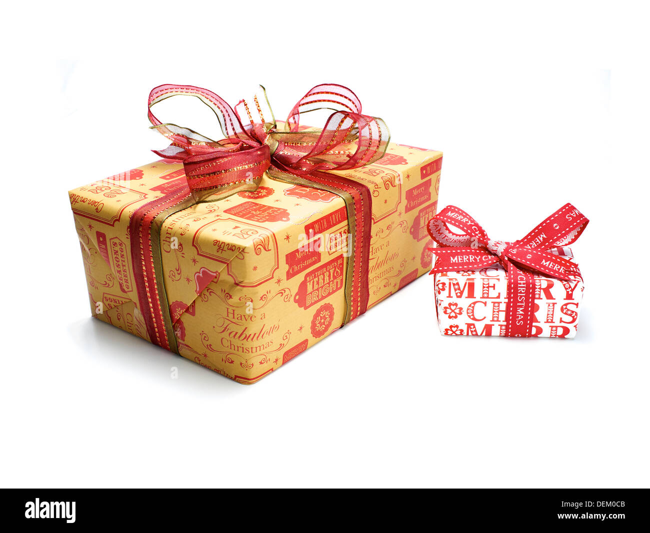 Eine verpackte Weihnachtsgeschenk mit einer bunten Schleife auf einem weißen Hintergrund. Stockfoto