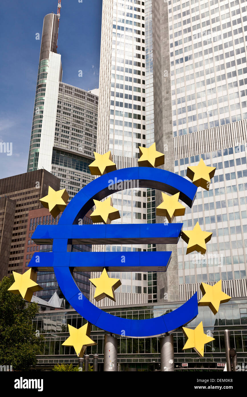 Euro-Symbol auf der Stadtstraße Stockfoto