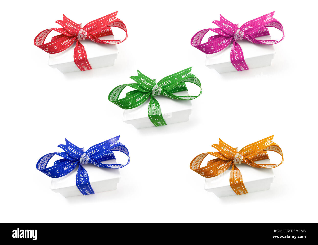 Eine Auswahl an umschlossenen Weihnachten präsentiert mit bunten Bändern und Schleifen auf einem weißen Hintergrund. Stockfoto