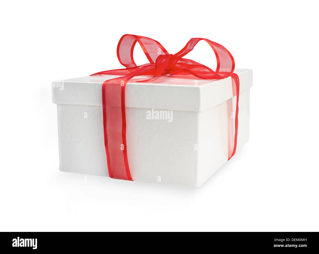 Bogen Sie eine verpackte Weihnachtsgeschenk mit einem farbenfrohen roten Band auf einem weißen Hintergrund. Stockfoto