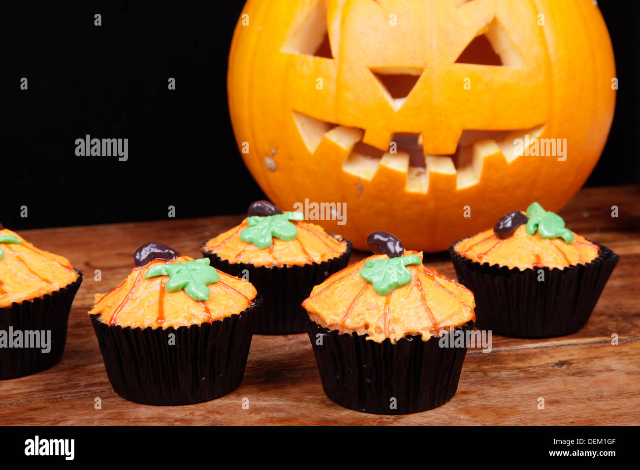 Orange Kürbis Muffins auf Holztisch. Stockfoto