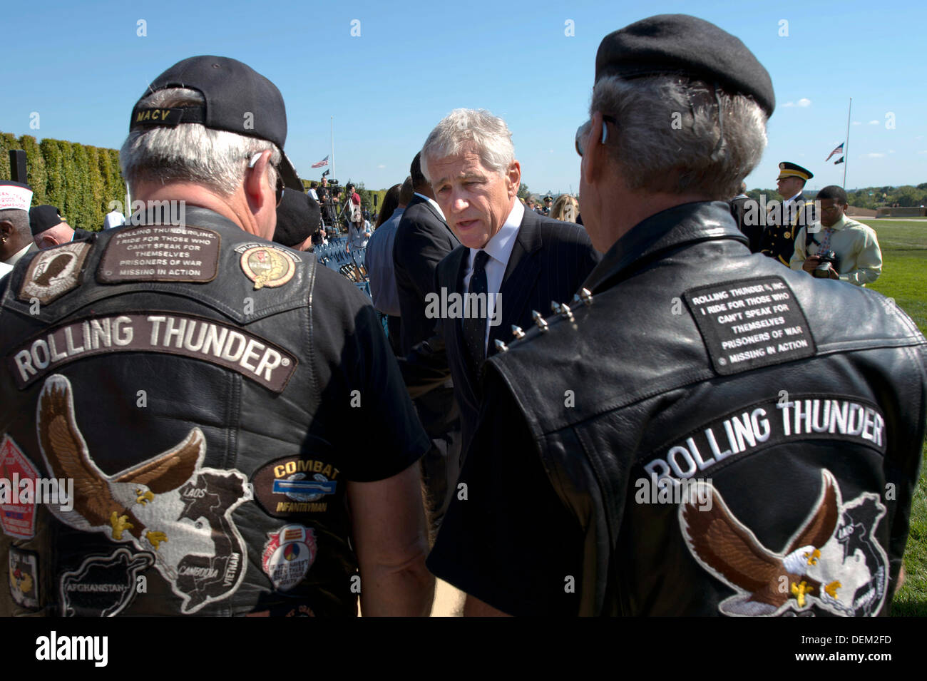 US-Verteidigungsminister Chuck Hagel grüßt Mitglieder der Rolling Thunder, ein Motorrad-Club, die mit POW/MIA Organisationen nach einer Zeremonie zu erinnern, Kriegsgefangene und Militärangehörige vermisst im Pentagon 20. September 2013 in Arlington, VA. Stockfoto