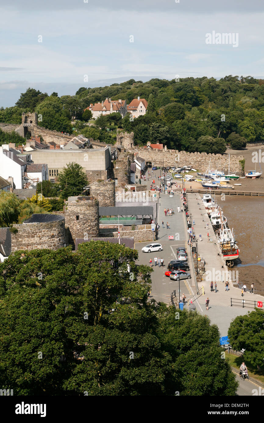 Kai und die Stadt Mauern von Conwy Castle Conwy Wales UK Stockfoto