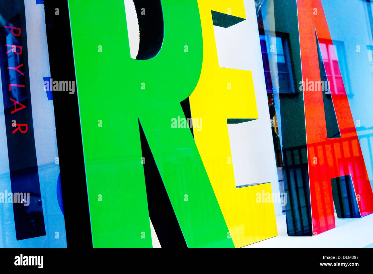 Shop Anzeige Zeichen mit bunten Buchstaben Stockfoto