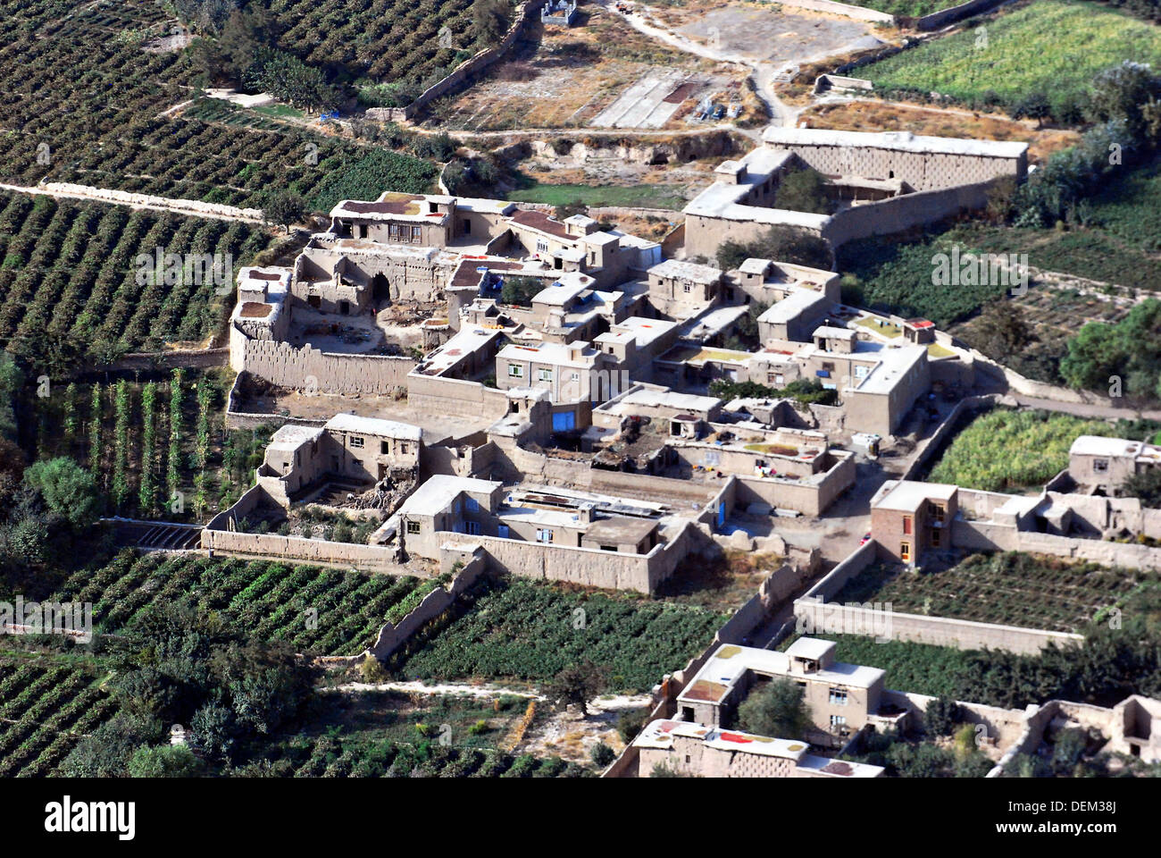 Luftaufnahme eines afghanischen Dorfes von Lehmziegeln Mauern Verbindungen umgeben von Obstbäumen 18. September 2013 in Parwan Provinz, Afghanistan. Stockfoto