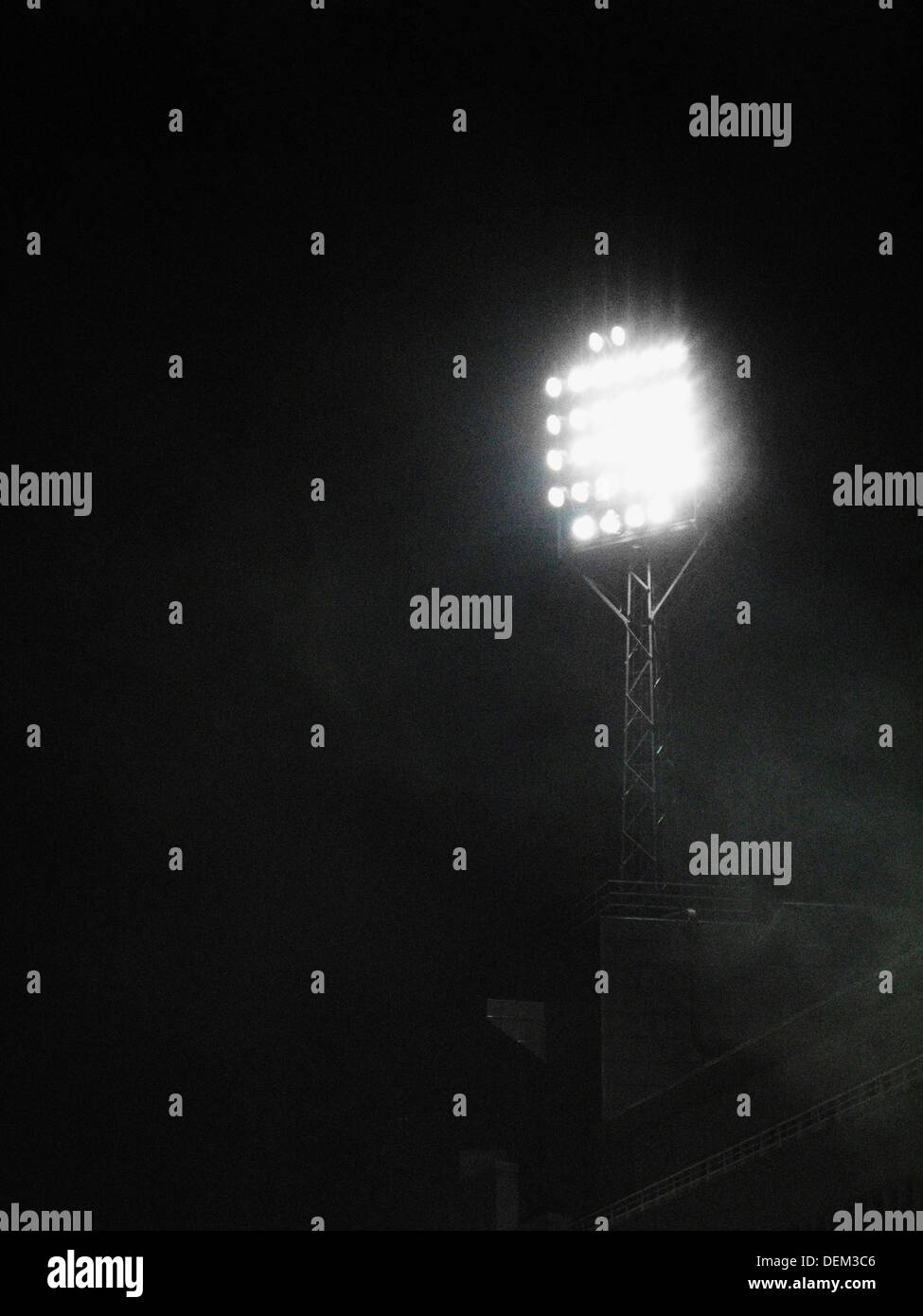 Stadion-Flutlicht auf Nacht und Nebel Stockfoto