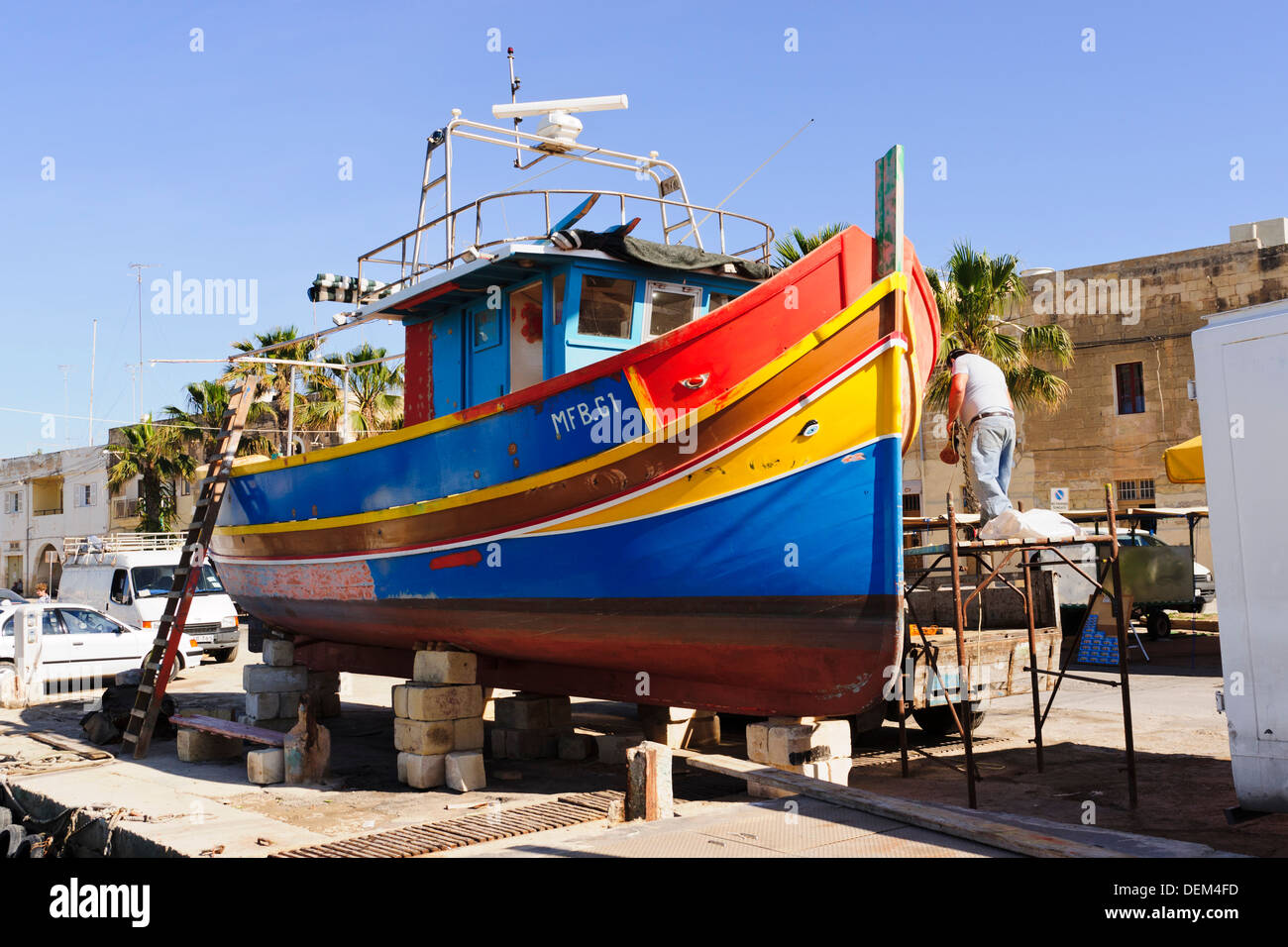 Bunten traditionellen Fischerboot bei einem behelfsmäßigen Werft in Marsaxlokk, Malta. Stockfoto