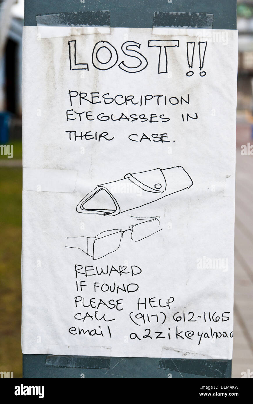 Handschriftliche Poster bitte um Hilfe zu finden, wieder verloren verschreibungspflichtigen Brillen. Stockfoto