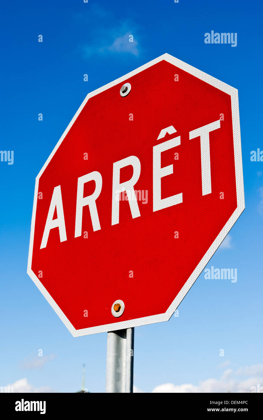 Französische Stop-Schild "Arrêt" in Montréal, Québec, Kanada. Stockfoto