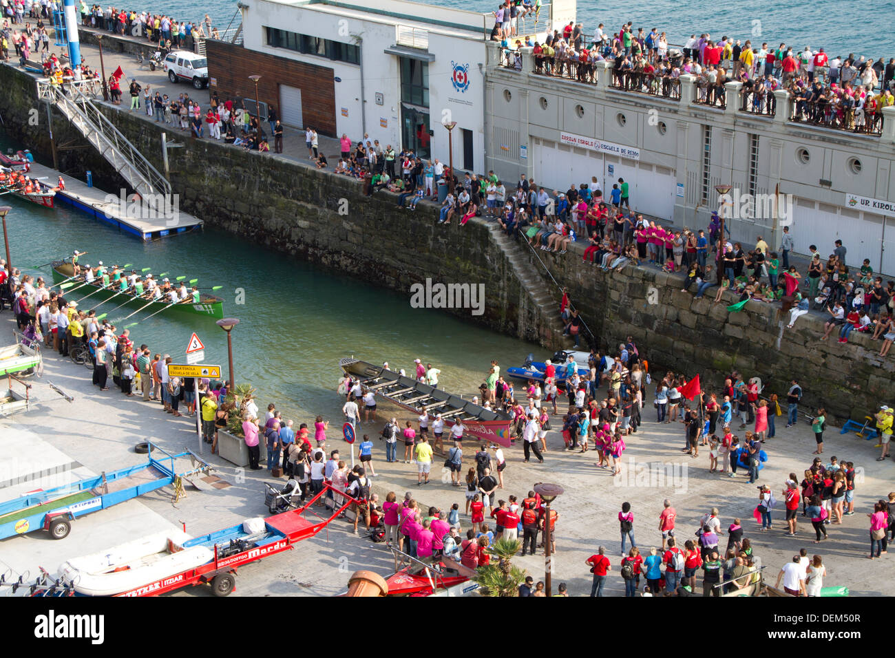 Rudern Frauenteams kommen ans Ufer nach der Regatta von San Sebastian im Baskenland. Stockfoto