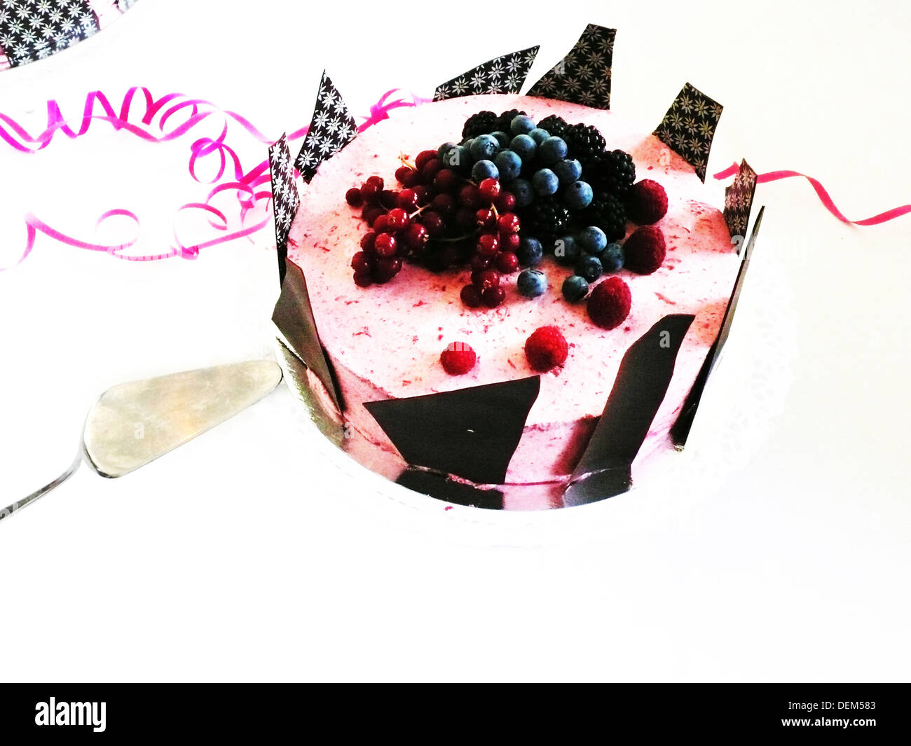 Mousse Torte umrandeten in Schokolade und gekrönt mit Beeren Stockfoto