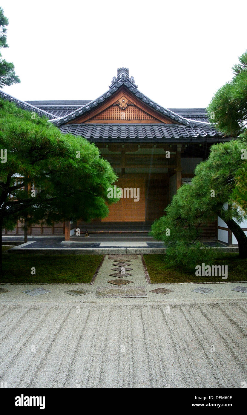 Ginkakuji Tempel hinter einem Zen-Garten Stockfoto
