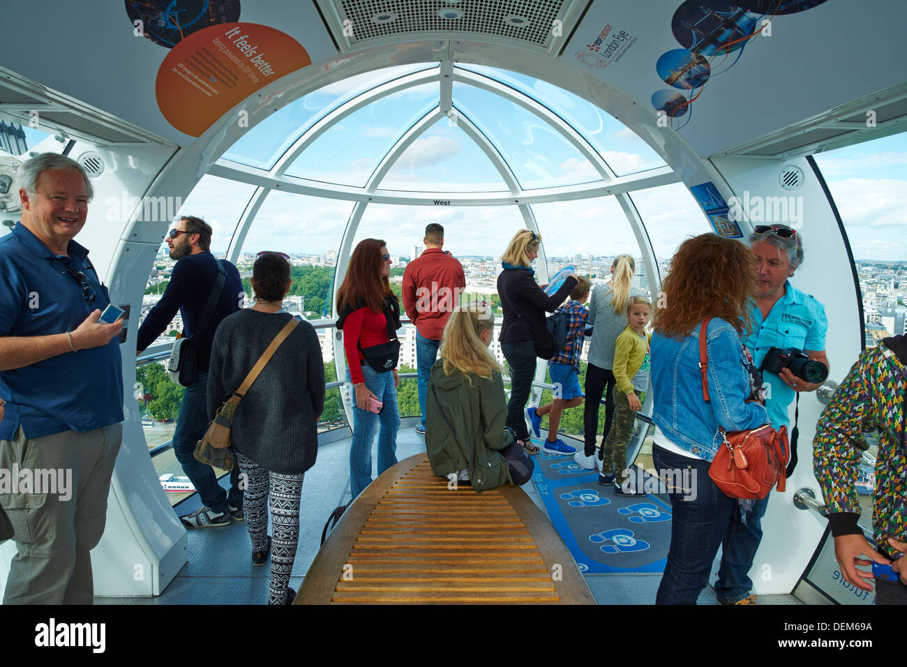 London Eye Inside Tourists Stockfotos London Eye Inside