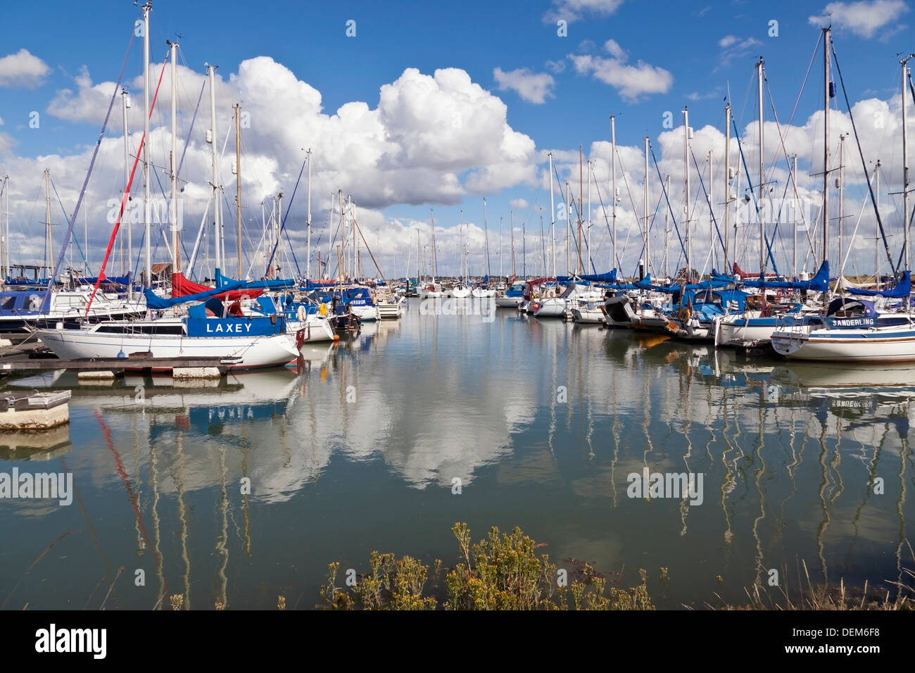 Boot vor Anker in Tollesbury Marina, Essex, England Stockfoto