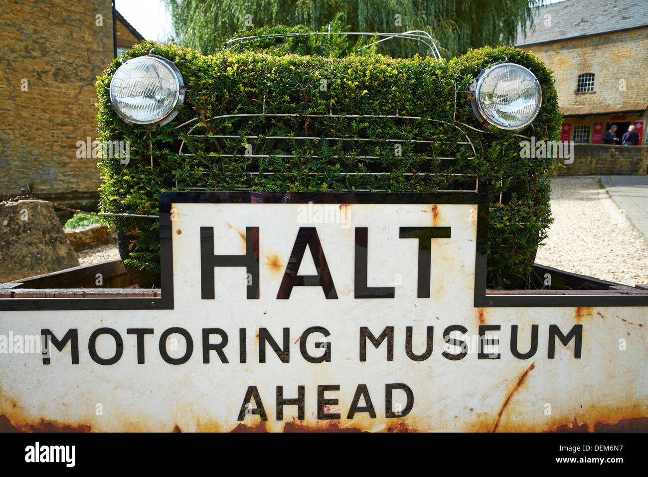 Eingang zum Motor Museum der alten Mühle Sherbourne Street Bourton auf Wasser Gloucestershire Cotswolds UK Stockfoto