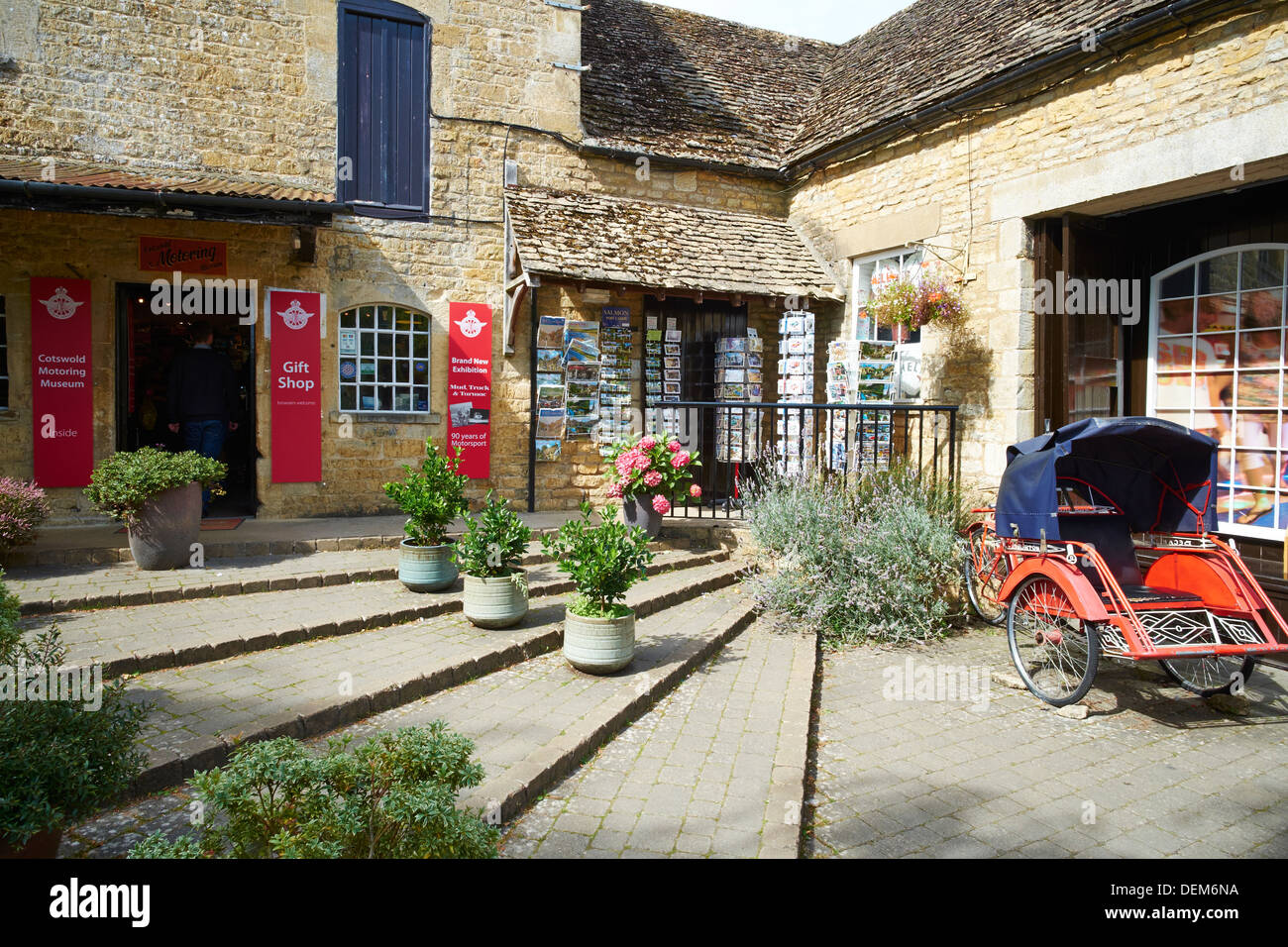 Eingang zum Motor Museum der alten Mühle Sherbourne Street Bourton auf Wasser Gloucestershire Cotswolds UK Stockfoto