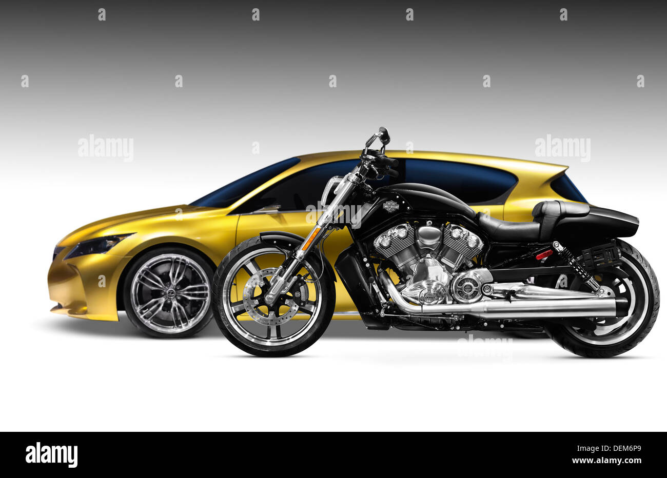 Gold glänzend Lexus Auto und Harley-Davidson Motorrad-Seitenansicht. Isoliert auf weißem Hintergrund. Stockfoto