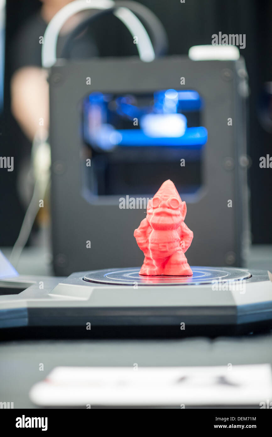 New York, USA. 20. September 2013. MakerBot Industries MakerBot Digitizer Desktop 3D Scanner scannt eine Gnome-Figur in den MakerBot Büros in New York auf Freitag, 20. September 2013. MakerBot eingeführt ihrer $1400 MakerBot Digitizer Desktop 3D Scanner die Benutzer Scannen kann Objekte bis zu 8 X 8 X 8 Zoll und Duplikate auf ihre $2199 Replicator 2 oder eine andere Marke von 3D Drucker ausdrucken. Bildnachweis: Richard Levine/Alamy Live-Nachrichten Stockfoto