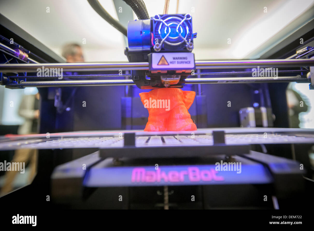 New York, USA. 20. September 2013. Ein $2199 MakerBot Industries "Replicator 2"-3d-Drucker spuckt eine gescannte Gnome-Figur in den MakerBot Büros in New York auf Freitag, 20. September 2013. MakerBot eingeführt ihrer $1400 MakerBot Digitizer Desktop 3D Scanner die Benutzer Scannen kann Objekte bis zu 8 X 8 X 8 Zoll und Duplikate auf ihre Replicator 2 oder eine andere Marke von 3D Drucker ausdrucken. Bildnachweis: Richard Levine/Alamy Live-Nachrichten Stockfoto