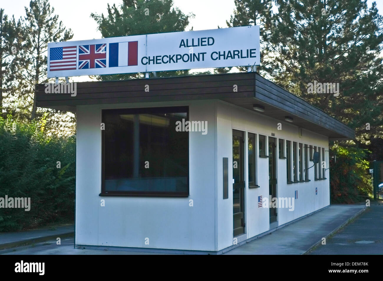 Die original Checkpoint Charlie Wachposten auf dem Display im AlliiertenMuseum, Berlin. Stockfoto