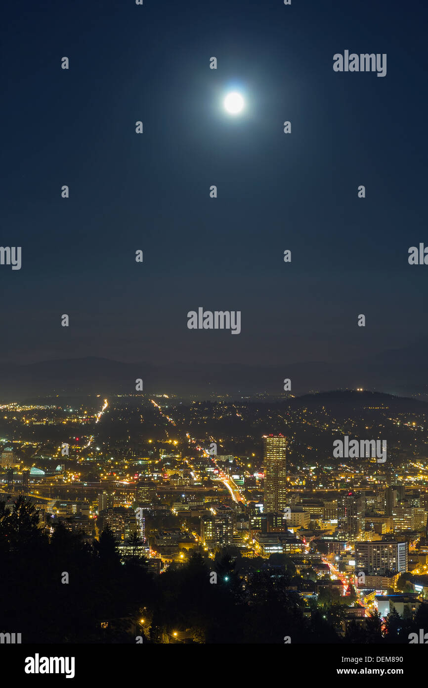 Ernte Vollmond Aufstieg in Portland Oregon am Abend mit Lichter der Stadt und Traffic Light Trails in der Nacht Stockfoto