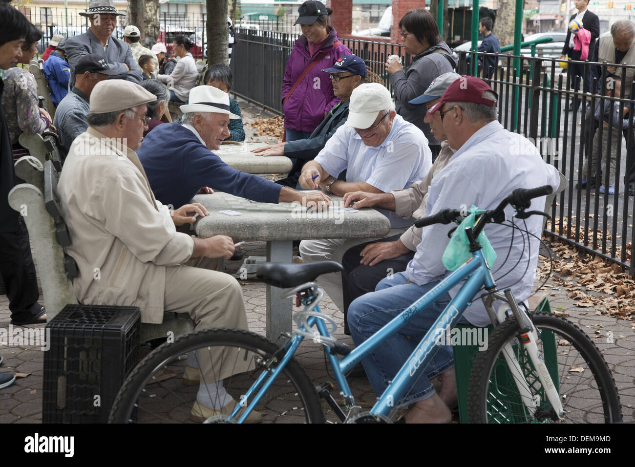 Senior Rentner verbringen Freizeit spielen und Geselligkeit an einem Spätsommertag in Leif Ericson Park in Brooklyn, New York. Stockfoto