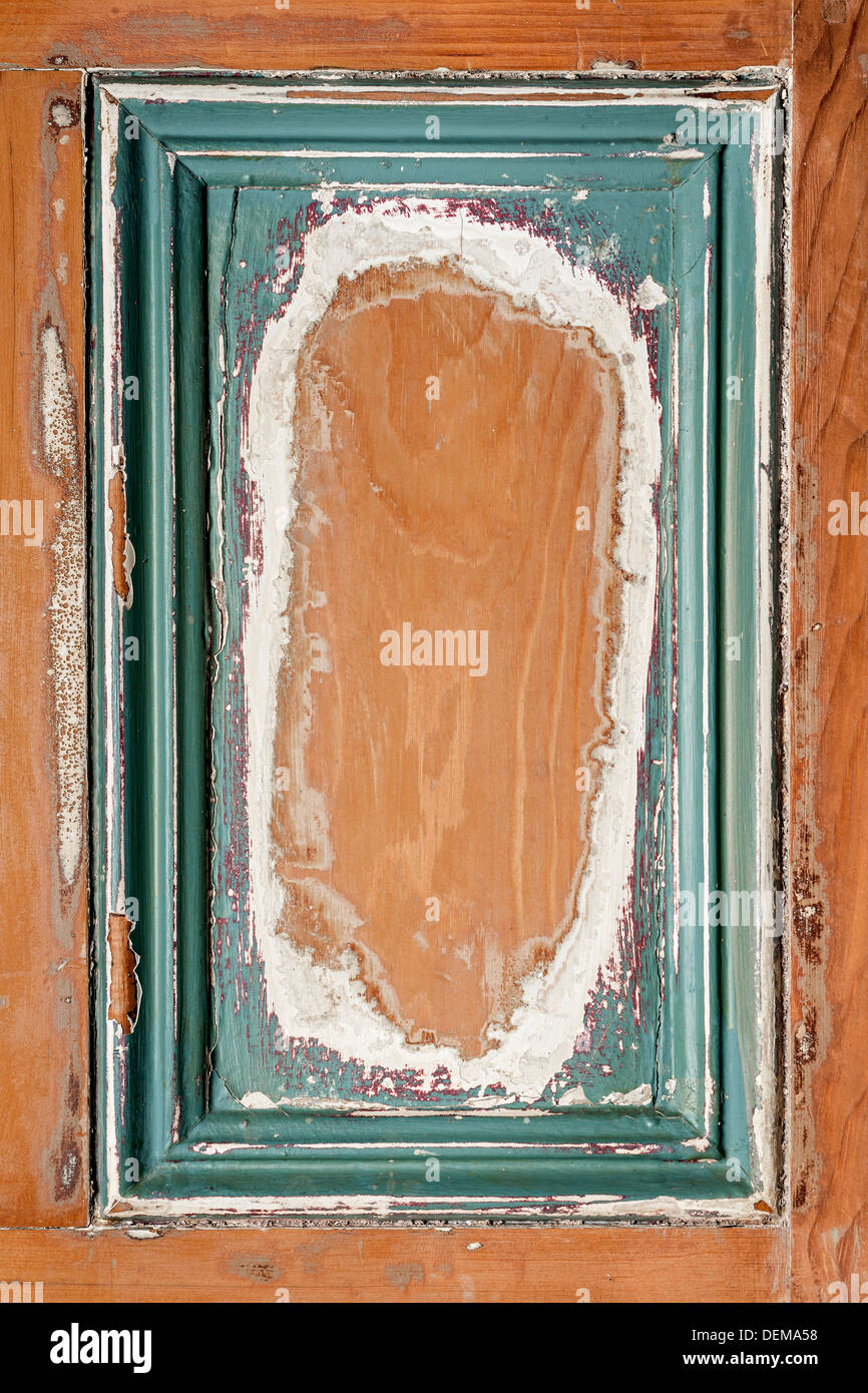 Alten distressed Holz Türverkleidung mit abblätternde Farbe als gerahmte Hintergrund Stockfoto