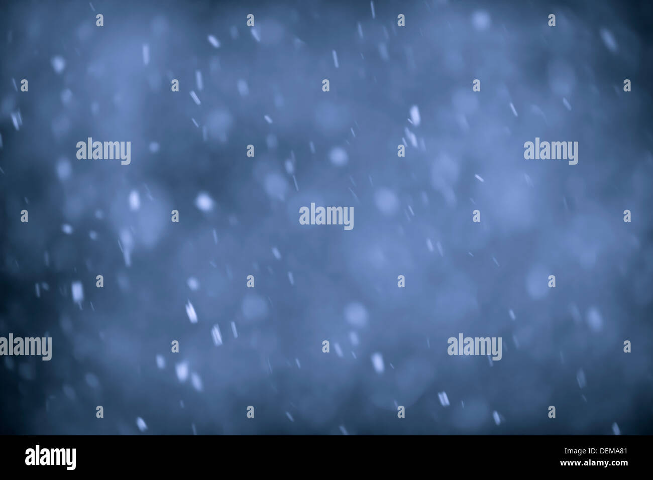 Hintergrund der Schneegestöber fallen in der Nacht mit Motion blur Stockfoto
