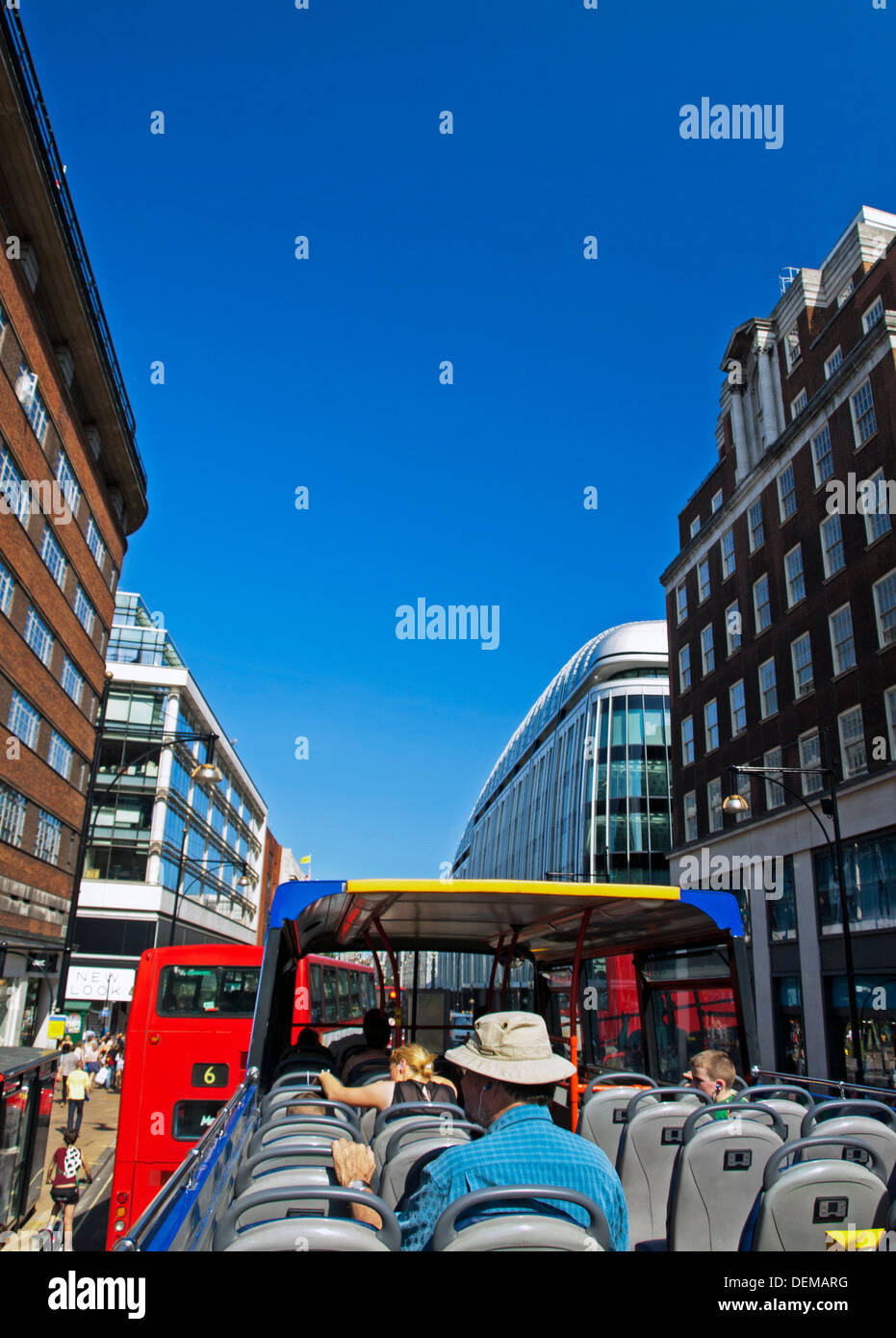 Ansicht der Oxford Street von open Top Sightseeing-Bus zeigt Park House, London, England, Vereinigtes Königreich Stockfoto