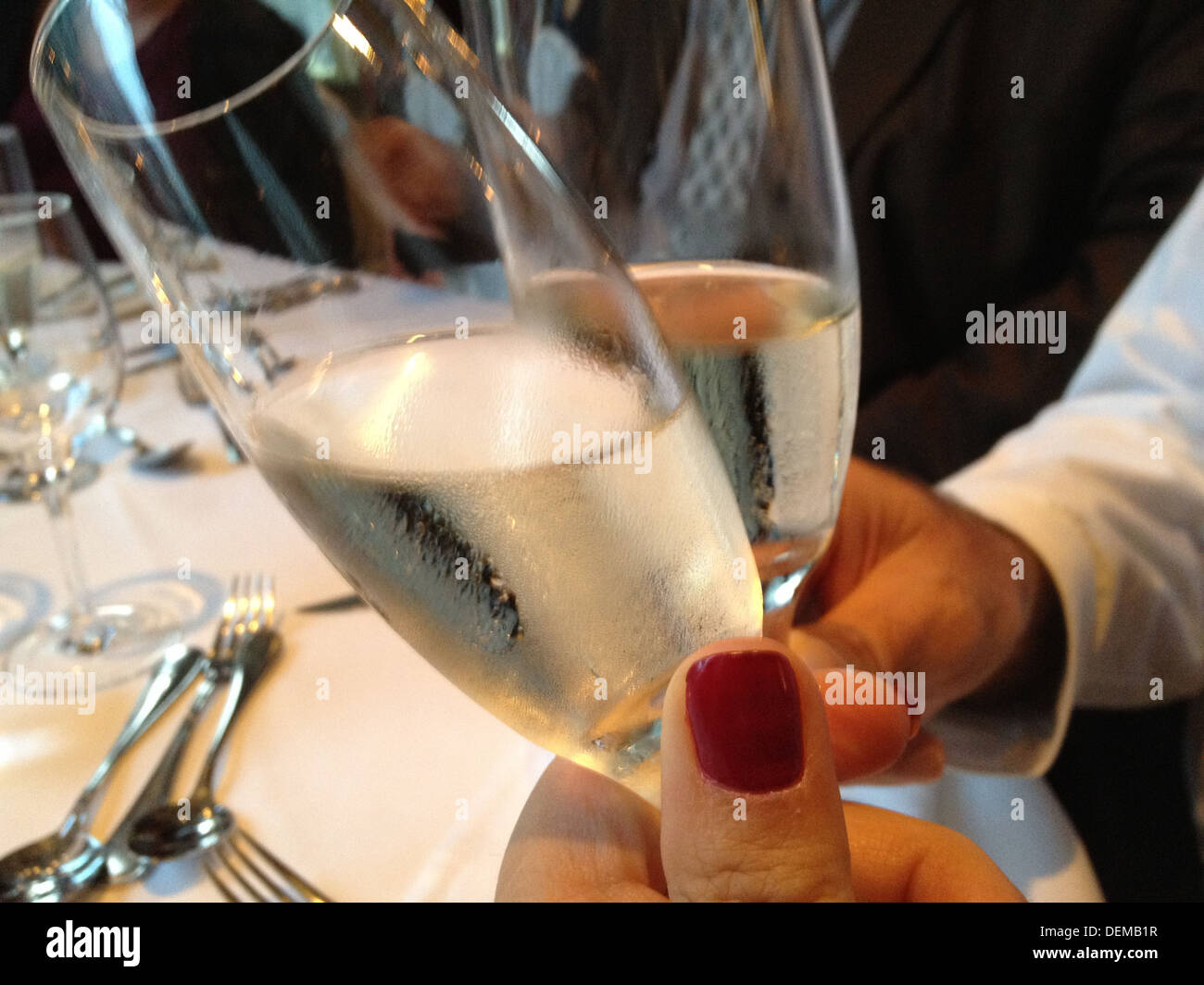 Paar mit Champagner zu feiern Stockfoto