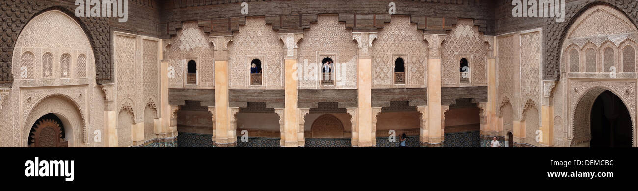 Panoramablick über Ben Youssef Madrasa Hof in Marrakesch, Marokko Stockfoto