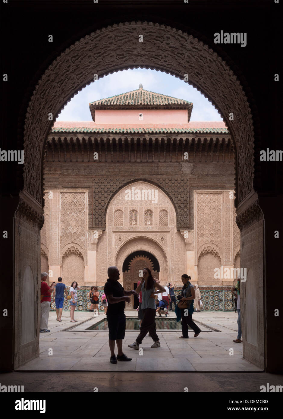 Touristen besuchen Ben Youssef Madrasa Hof in Marrakesch, Marokko Stockfoto
