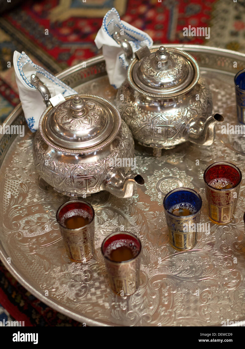 Reich verzierte Silber Teeservice in Marokko Stockfoto