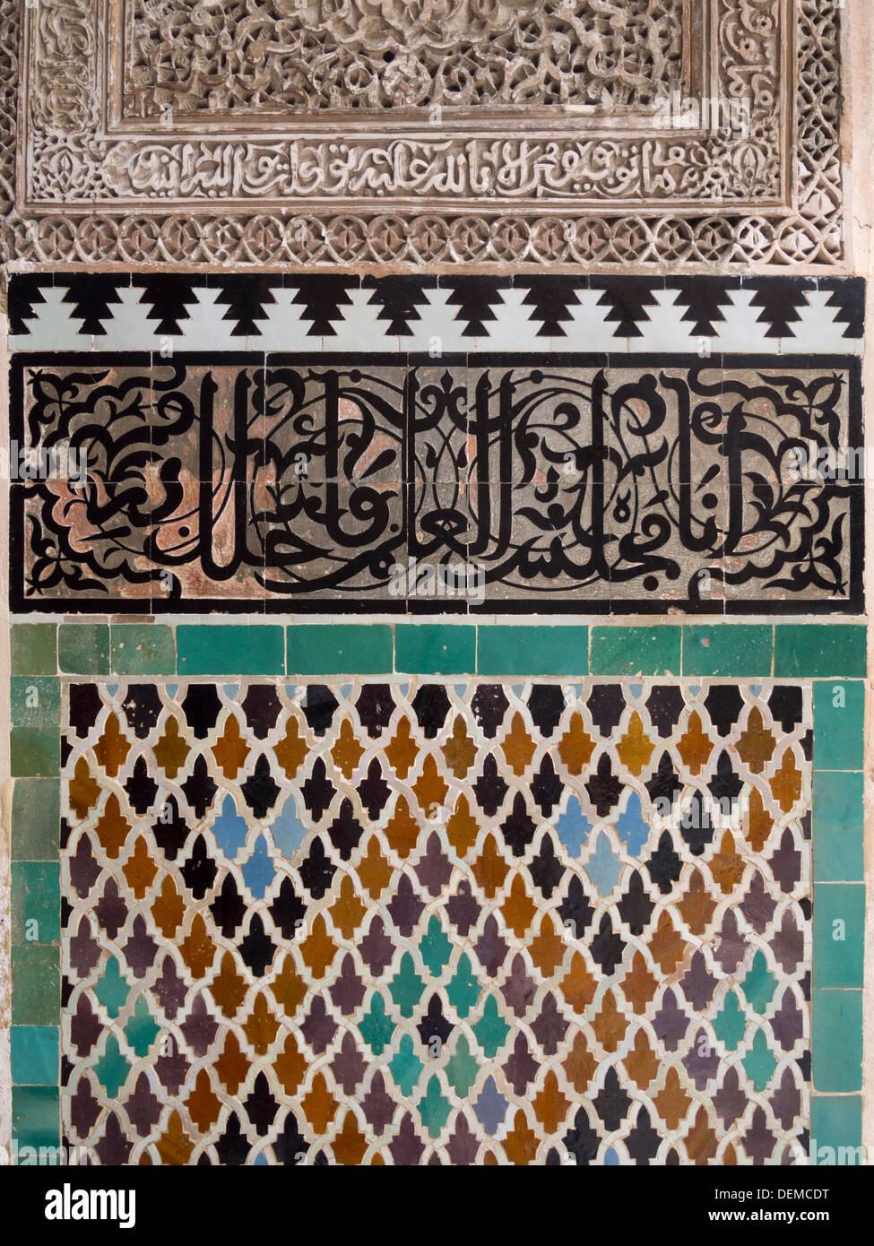 Detail der bunten Mosaik-Fliesen in Fez, Marokko Stockfoto