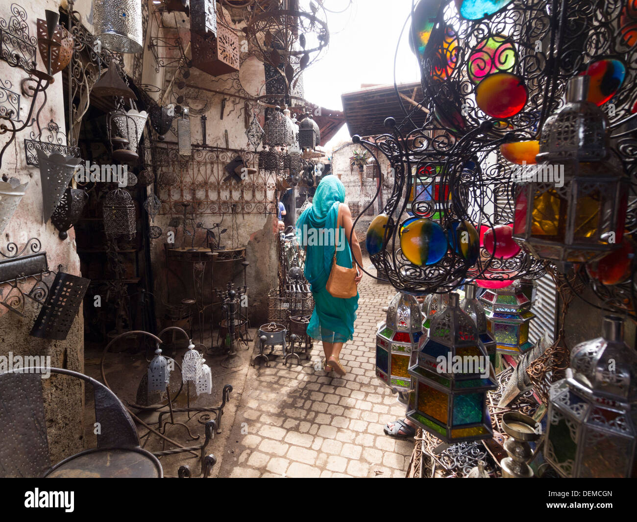 Rückansicht einer Frau trägt ein Kopftuch in den Straßen von den Souk in Marrakesch, Marokko Stockfoto