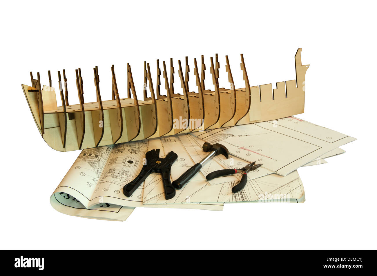 Holzschiff Modell mit Werkzeugen und Entwürfe, die isoliert auf weißem Hintergrund Stockfoto