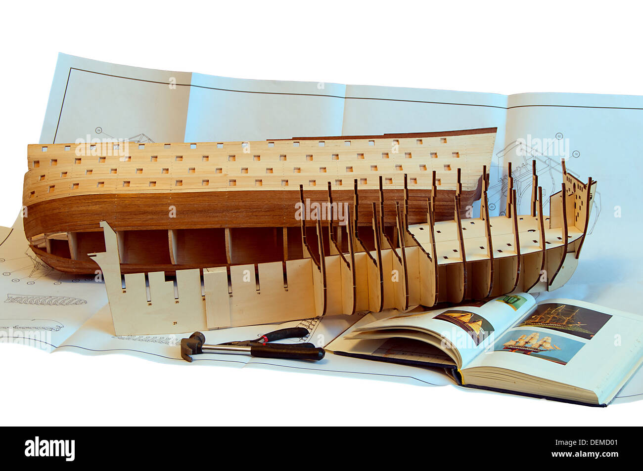 unfertige Schiff Modell Hools Pontes auf den Entwurf und die marine Buch mit Werkzeugen Stockfoto