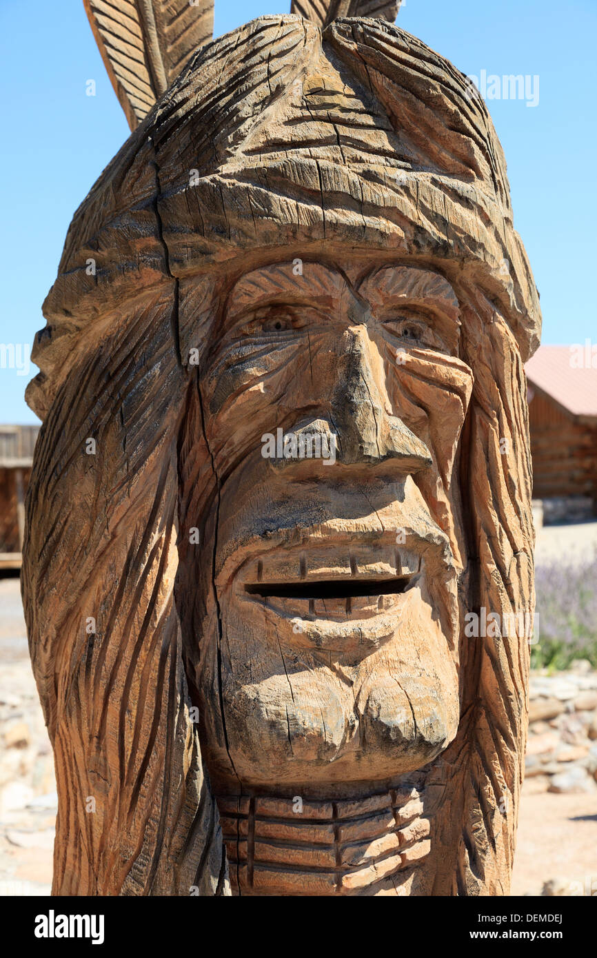 Geschnitzte Holzfigur eines einheimischen roten indischen außerhalb einer Ranch, Colorado, USA Stockfoto