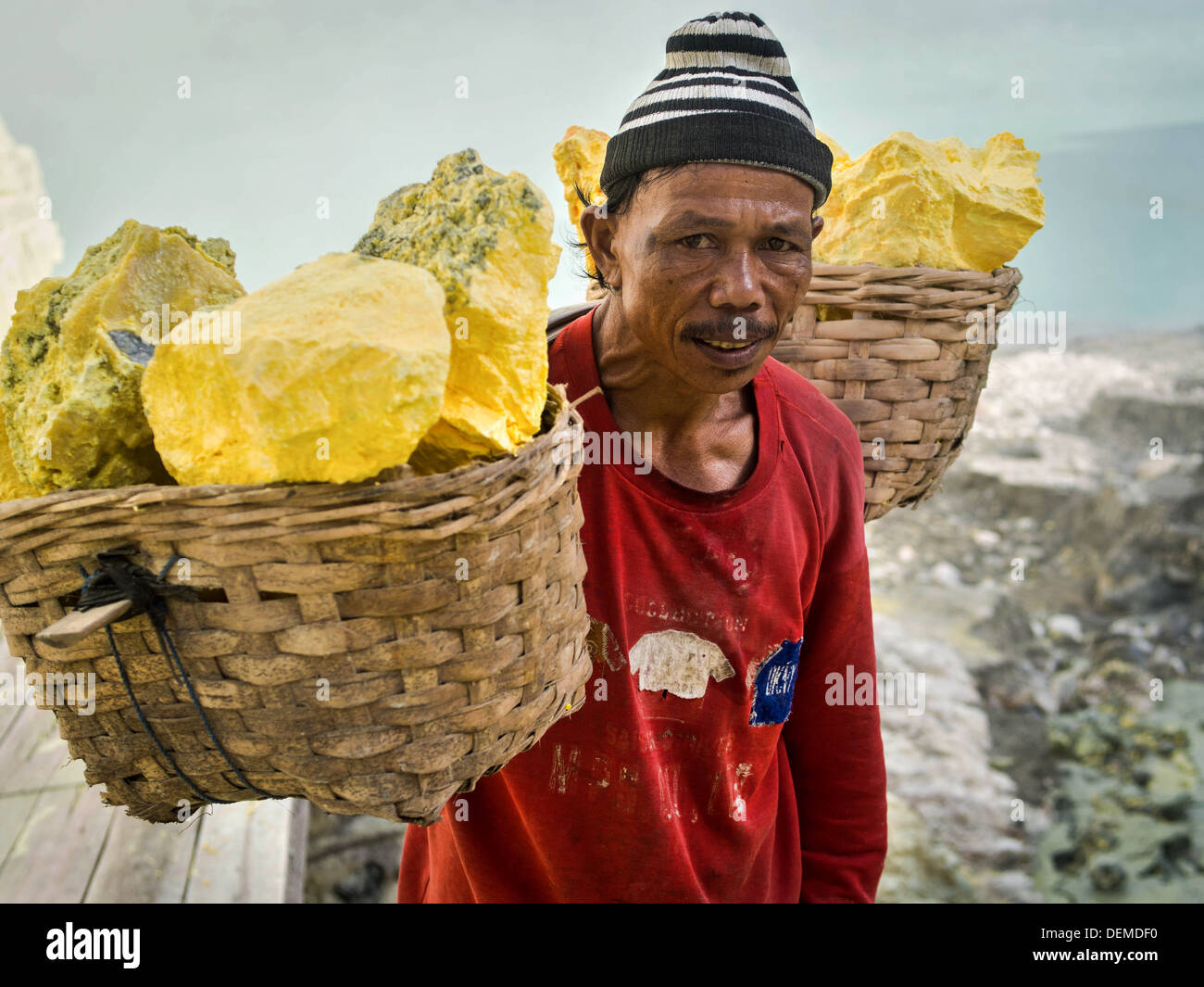 Porträt eines Schwefel-Bergmanns tragen Körbe voller Schwefel am Kawah Ijen Vulkan in Ost-Java, Indonesien. Stockfoto